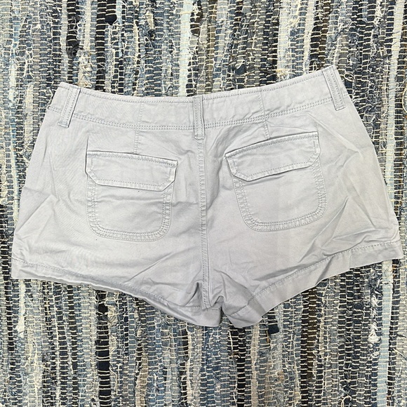 Old Navy Favorite Khakis Perfect 3 1/5” shorts Size 4 low-rise - Picture 4 of 7